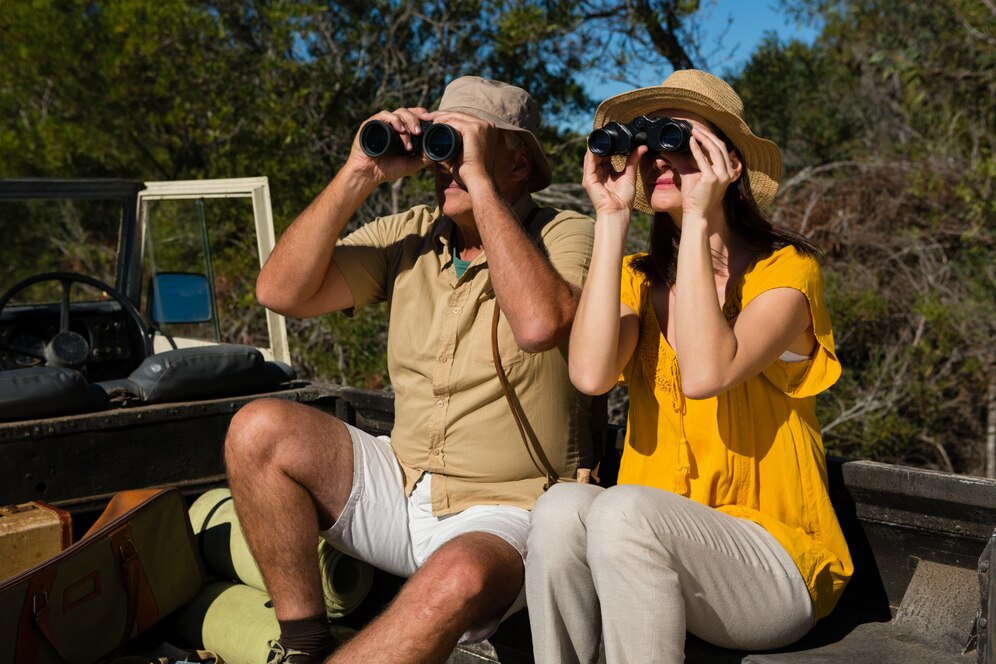 couple looking through binoculars_107420 9754