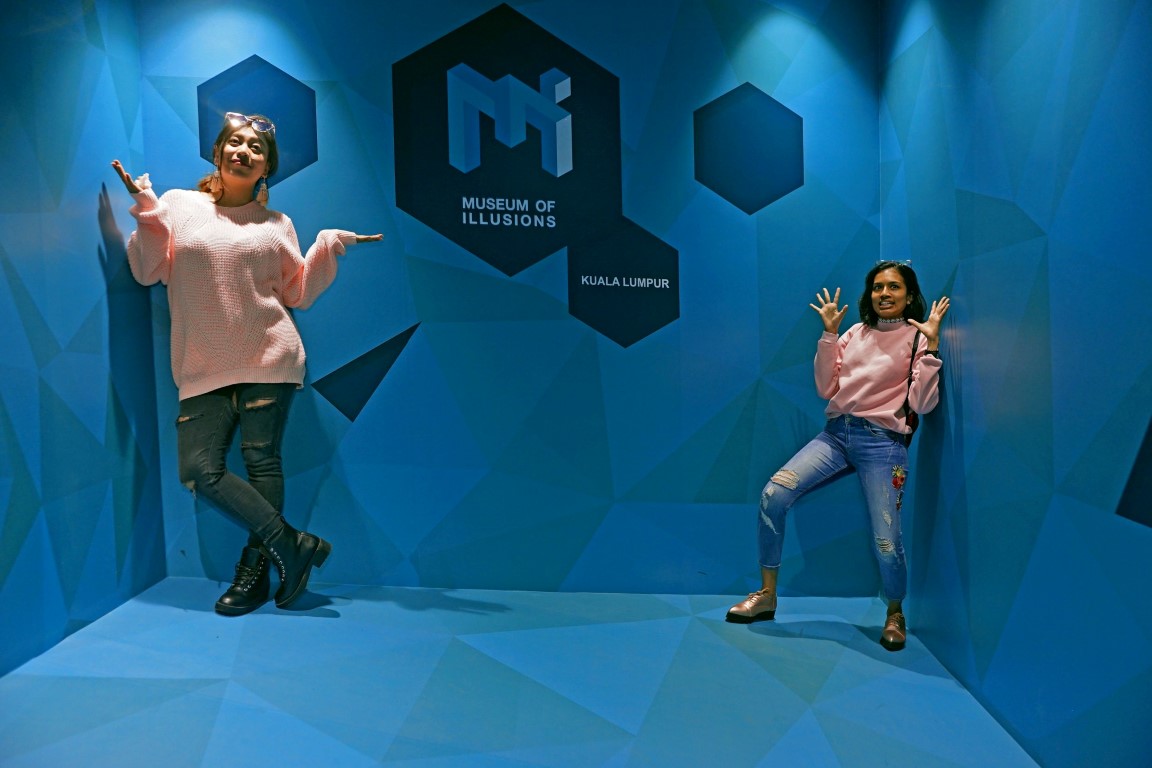 5dr0fyB3 The Ames Room at the Museum of Illusions Medium_1